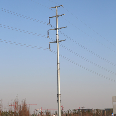 La compañia de electricidad sumergida caliente postes del metal galvanizó la torre de alto voltaje de la transmisión